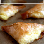 一个平底锅just-roasted tiropitas。