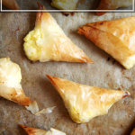 一个平底锅just-roasted tiropitas。