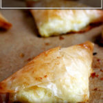 一个平底锅just-roasted tiropitas。